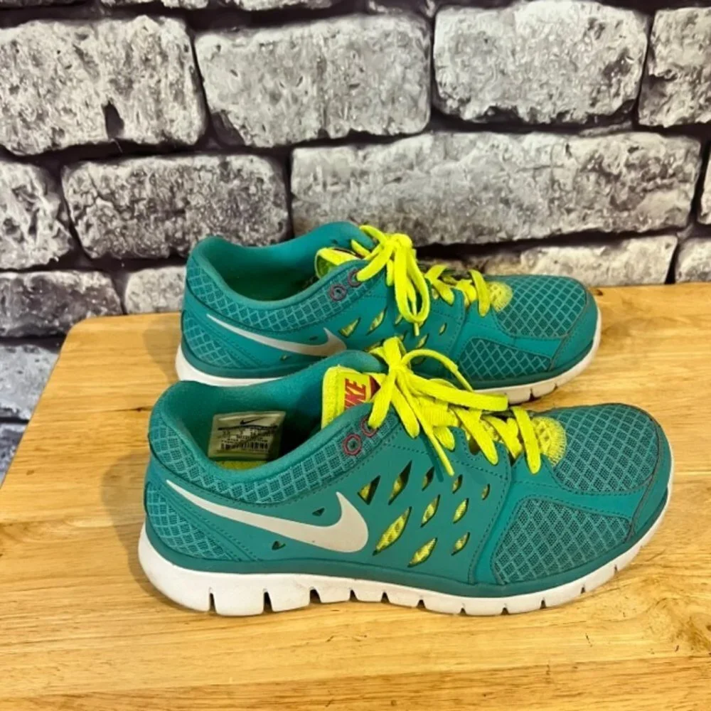 Nike Turquoise & Yellow Lace Up Low Top Sneakers Size 7 1/2